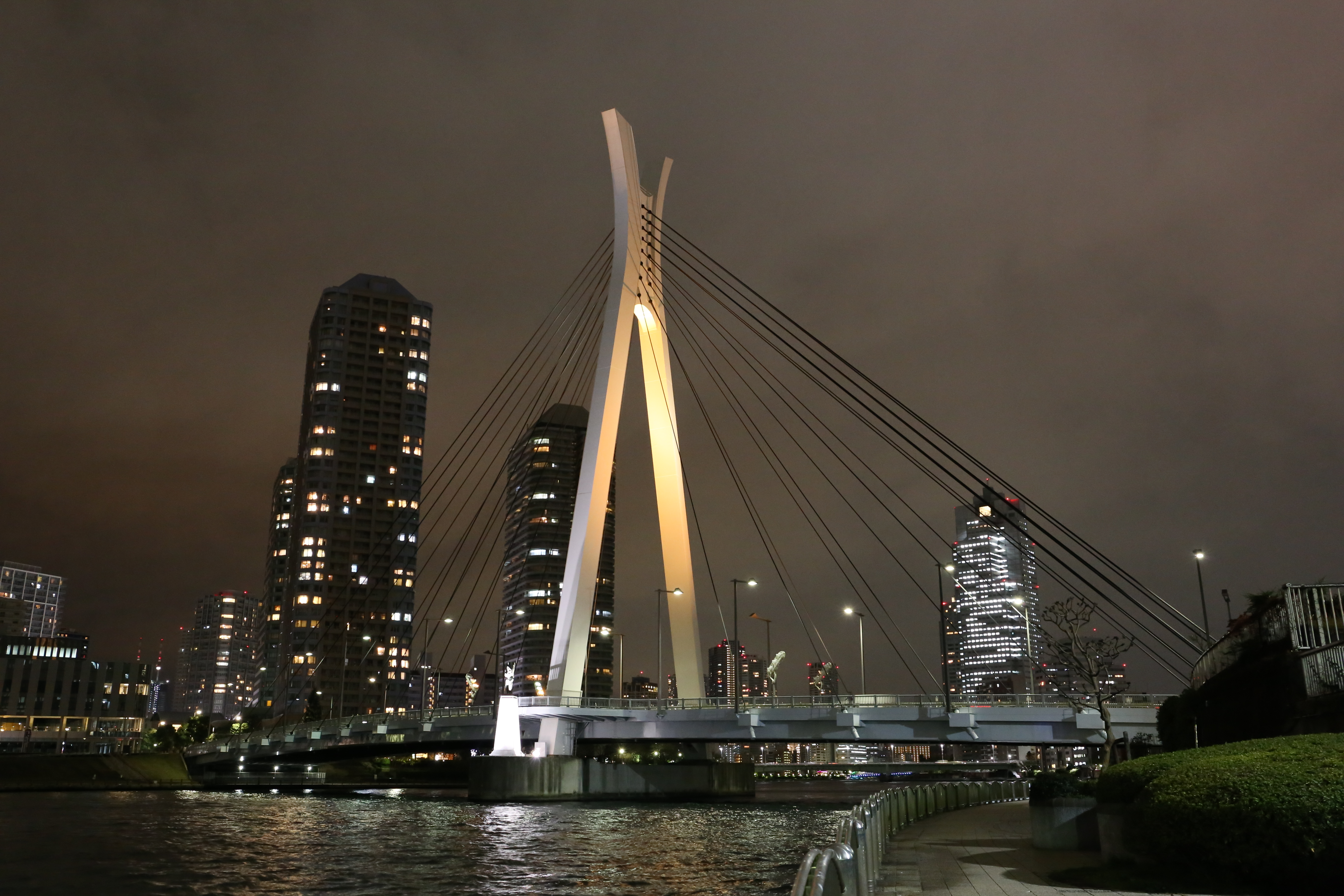 ISO6400 / EOS 6D / EF 24-70mm F4 L IS USM / 約6.4MB / 5,472×3,648 / 1/6秒 / F8 / 0EV / 31mm