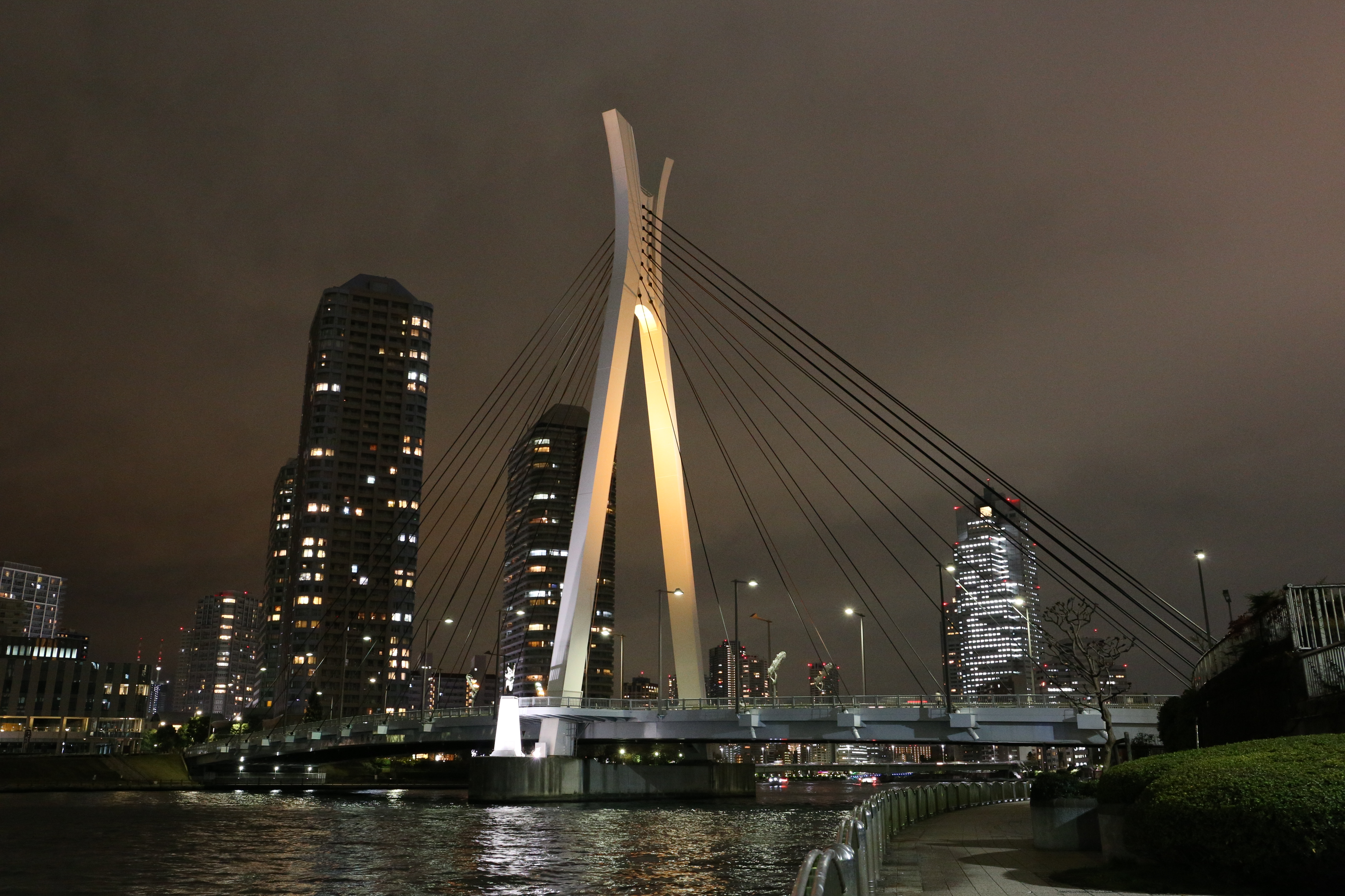 ISO6400 / EOS 6D / EF 24-70mm F4 L IS USM / 約7.8MB / 5,472×3,648 / 1/6秒 / F8 / 0EV / 31mm