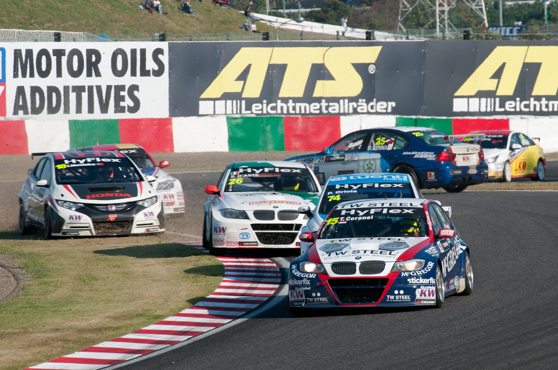 レースの写真を撮影するのは初めてなのでシャッターチャンスがなかなかつかめなかったがいい1枚が撮れたと思います。次回のWTCCもぜひ見に行きたいです。 / ニコンD300S	/ タムロンSP 70-300mm F4-5.6 Di VC USD / 1,992×3,000 / 1/400秒 / F11 / ISO200	/ 300mm