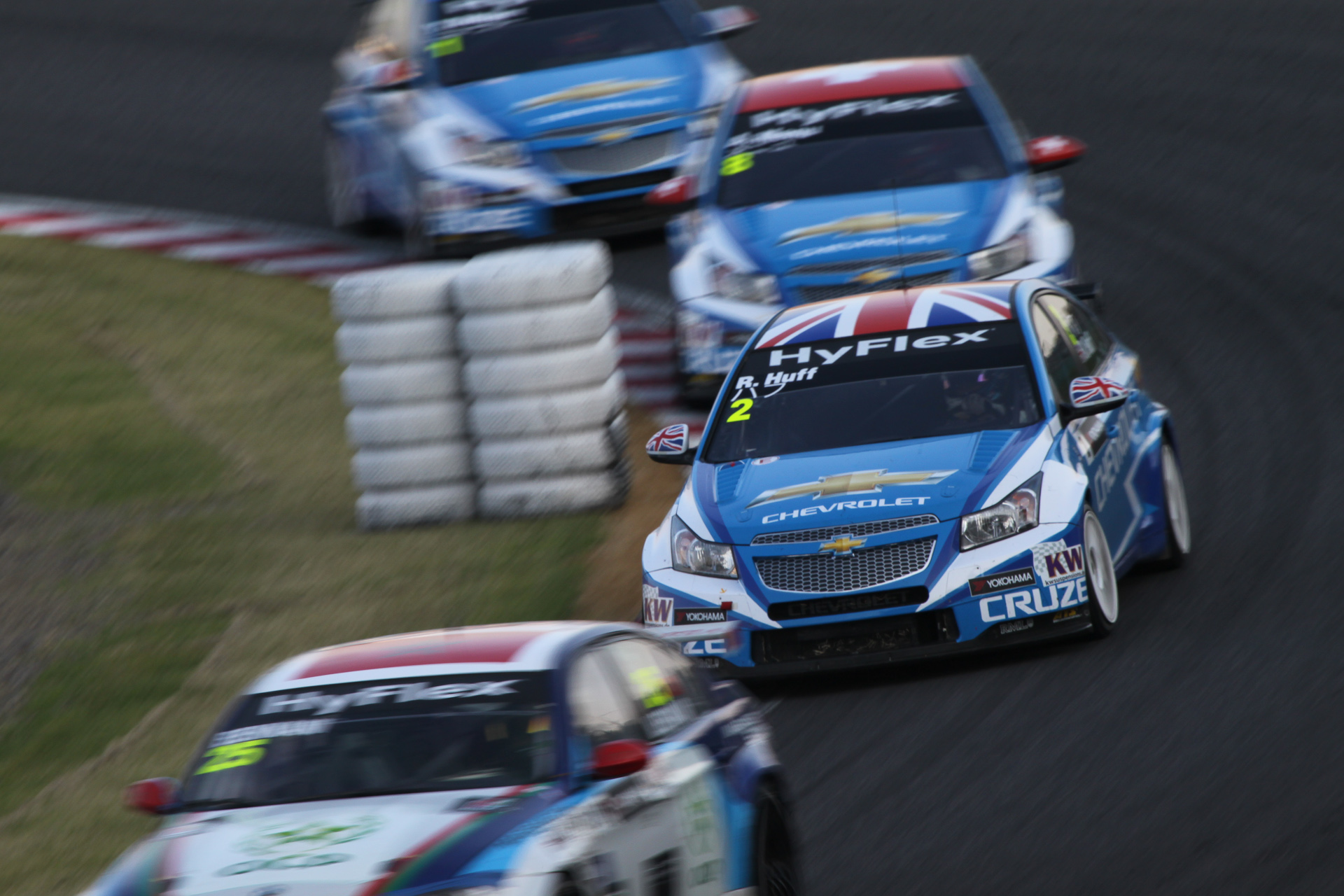 トップ10がリバースグリッドならではの第２レース、「追う」シボレー軍団をスピード感を出せるようにシボレー三銃士の先頭にピントを合わせました。 / キヤノンEOS Kiss X3 / EF 100-400mm F4.5-5.6 L IS USM / 3,168×4,752 / 1/60秒 / F11 / ISO100 / 400mm