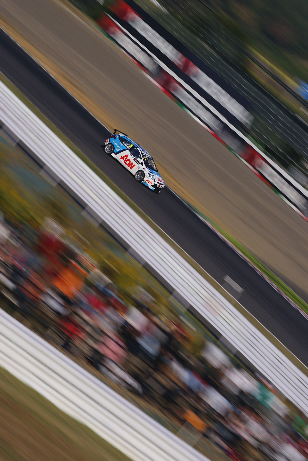 激観エリアを入れながらスローシャッターを切り、スピード感を表現してみました。 / ソニーα200 / 70-300mm F4.5-5.6 G SSM / 3,872×2,592 / 1/20秒 / F10 / ISO100 / 160mm