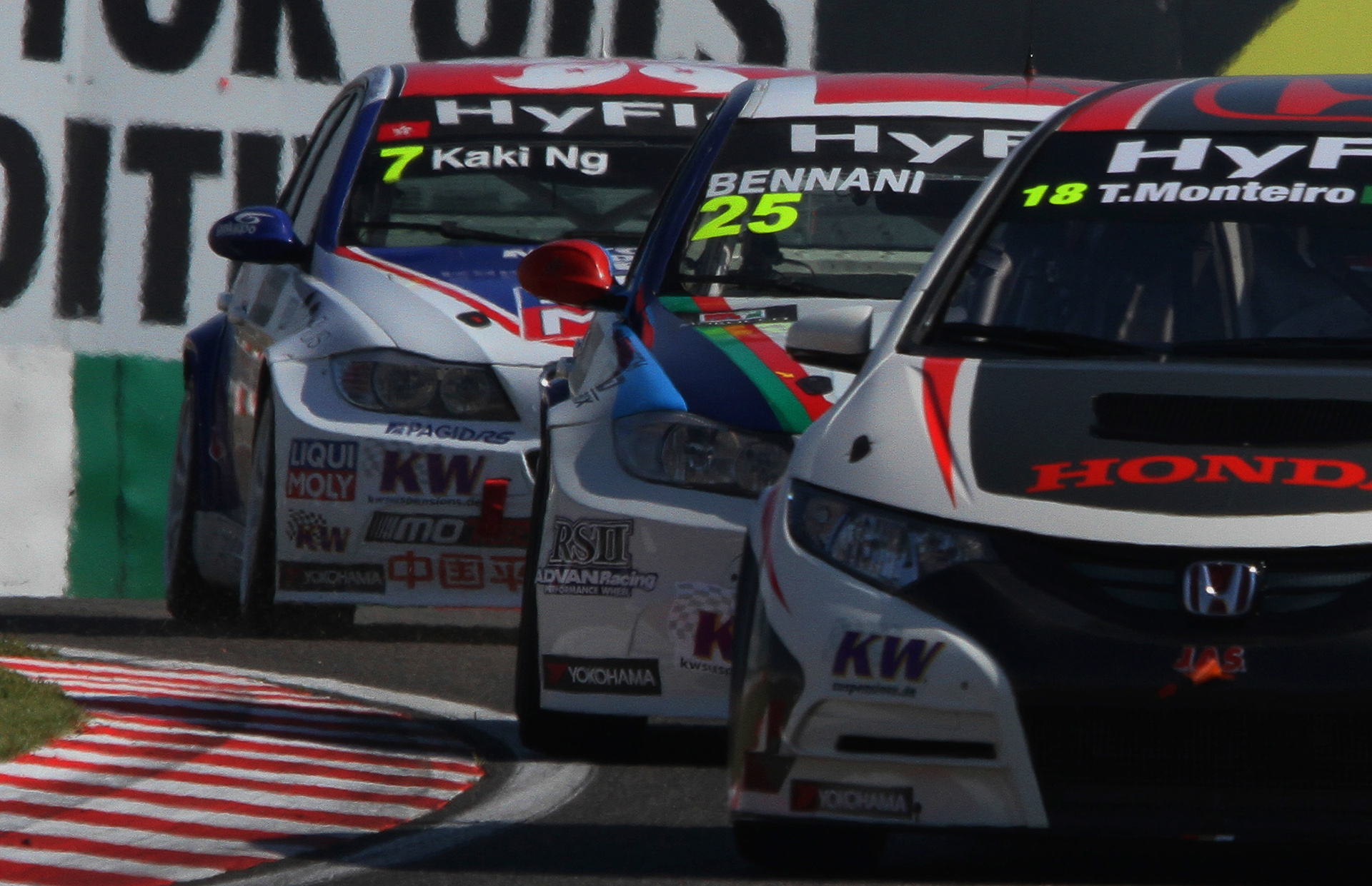 逆バンクで撮影した写真です。 超望遠+トリミングで迫力と3台の車のバランスを工夫して、密集感を強調しました。 / キヤノンEOS 7D / シグマAPO 120-400mm F4.5-5.6 DC OS HSM / 2,514×3,888 / 1/800秒 / F10 / ISO400 / 352mm