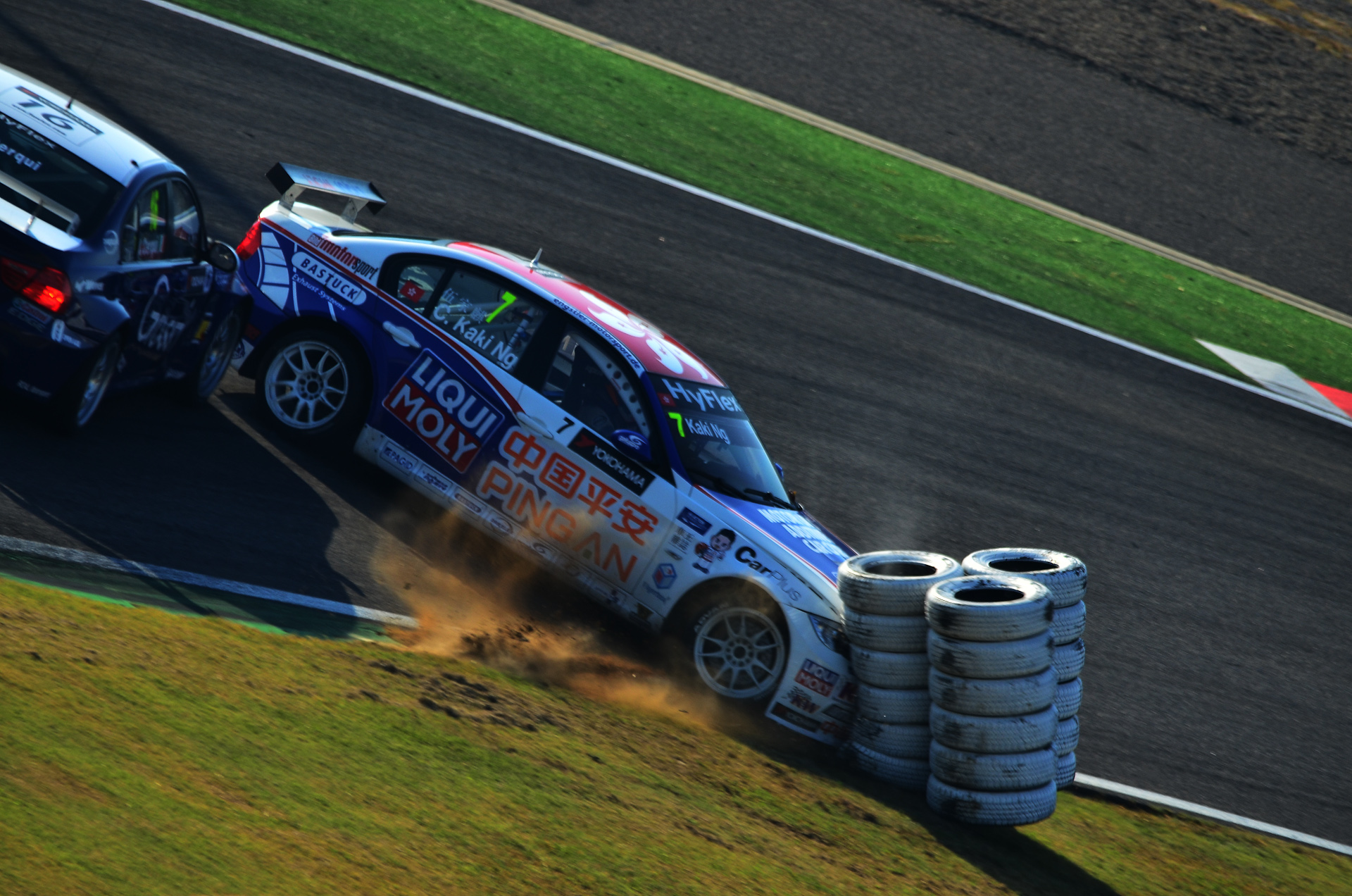 レース1、ほかのマシンにプッシュされた瞬間、その刹那に、タイヤバリヤにクラッシュした瞬間を捕らえました。接触クラッシュが少なかった今回のレースの中での随一のシーンと思います。 / ニコンD7000 / シグマAPO 150-500mm F5-6.3 DG OS HSM / 3,264×4,928 / 1/400秒 / F13 / ISO200 / 500mm