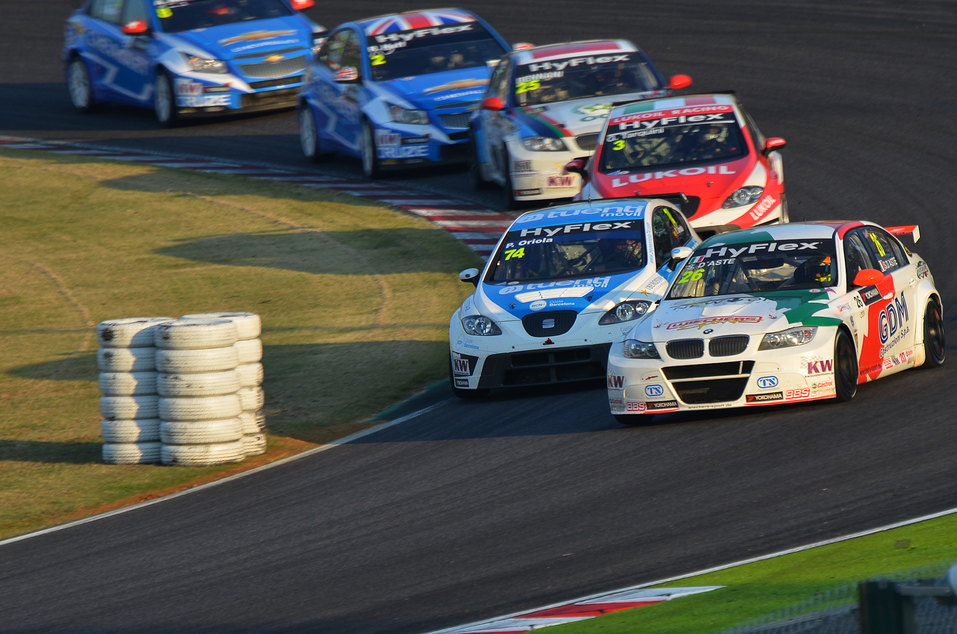 追い抜くところをうまく撮れました。 / ニコンD7000 / AF-S VR Zoom Nikkor ED 70-300mm F4.5-5.6 G(IF) / 1,656×2,500 / 1/200秒 / F5.6 / ISO100 / 300mm