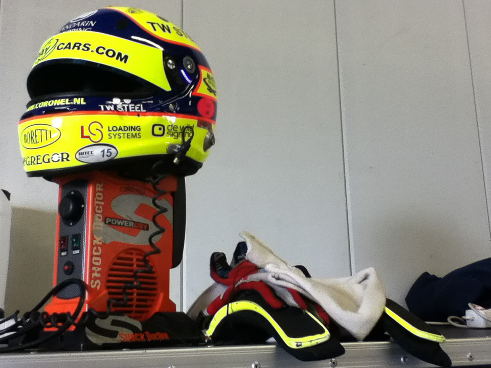 ヘルメットのドライヤーを使っている時が珍しいと思い、ピット裏に入れてもらい撮りました。 / アップルiPod touch / 720×960 / 1/30秒 / F2.4 / ISO80 / 3.8mm