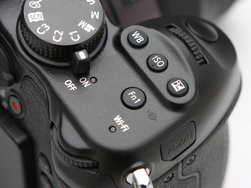 従来からある後ダイヤルに加え、前ダイヤルが備わったほか、露出補正をはじめとするボタンをトップカバーに配置。電源スイッチはこれまでどおりレバータイプとしている。