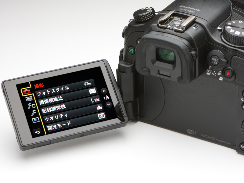 従来と同じ3型61万ドットのフリーアングル液晶モニターを搭載。三脚撮影時にも助かる。構造的にヒンジの部分が大きくなってしまうのは残念に思える部分か。