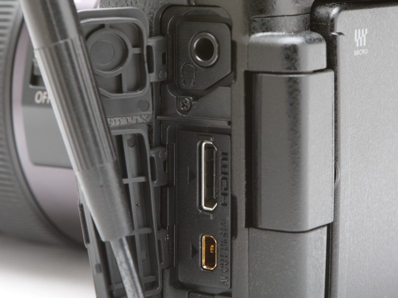 インターフェースは上からヘッドフォン端子、HDMI端子、AV OUT/デジタル端子となる。さらに写真に写っていないが、ヘッドフォン端子の上には、マイク端子を備えている。