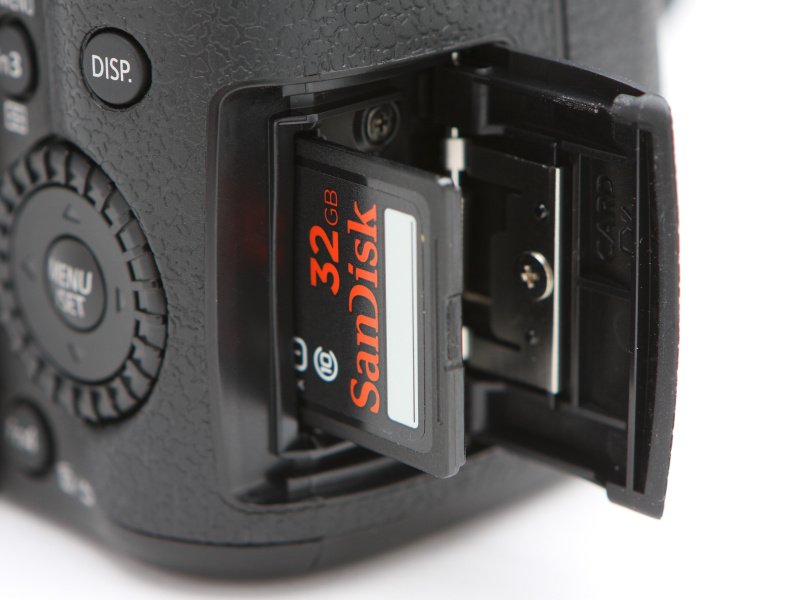 カードスロットはカメラを背面から見て、右側面部に備える。カメラ底部のバッテリー室と兼用することがほとんどのミラーレスのなかで、独立したスロットを備えるのは珍しい。