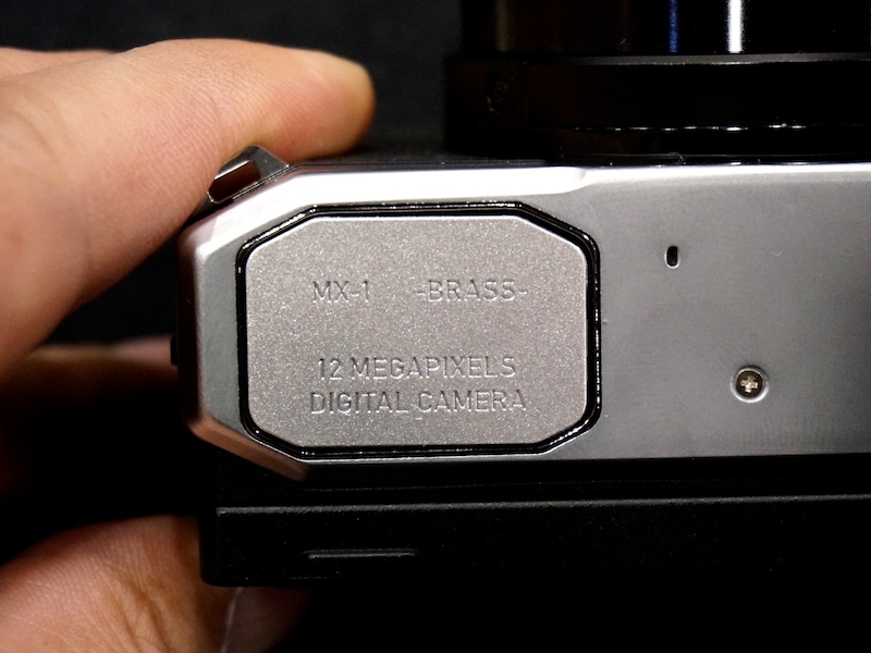 ポップアップストロボのカバーには、機種名とともに-BRASS-の刻印が