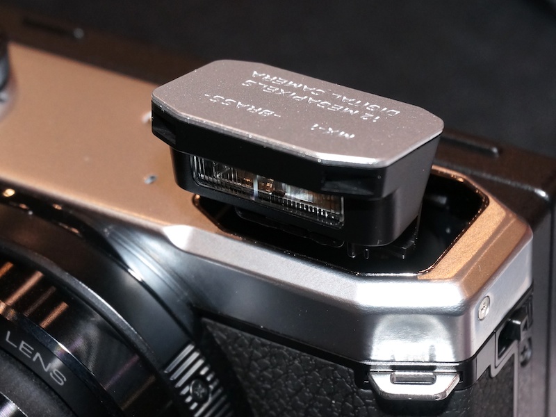 ポップアップストロボのカバーには、機種名とともに-BRASS-の刻印が