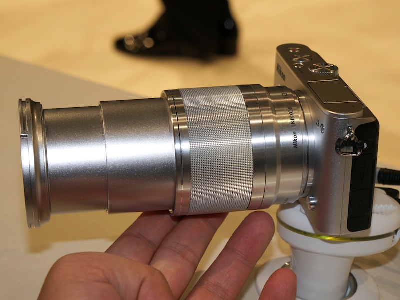 1 NIKKOR VR 10-100mm F4-5.6の装着例。Nikon 1 J3の小型ズームキットでは、ボディの色にあわせて5色が用意される