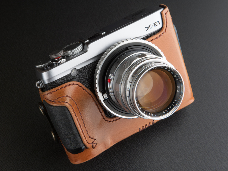 リコイルのX-E1グリップスタイル/ジャケットケースは1万6,800円。ブラックもある