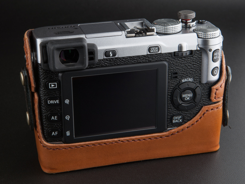 背面は大きく開き、ボタン操作を妨げないデザインを採用している