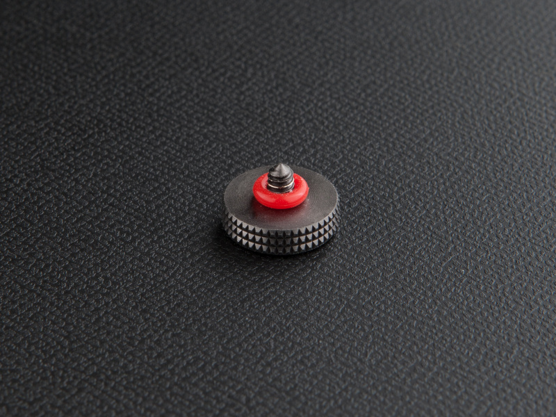 ネジ部にラバーリングを備え、装着時の弛みやガタツキを軽減する