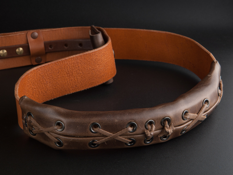 ショルダーパッドの存在感は圧倒的だ。編み上げた革紐がデザインポイントとなる