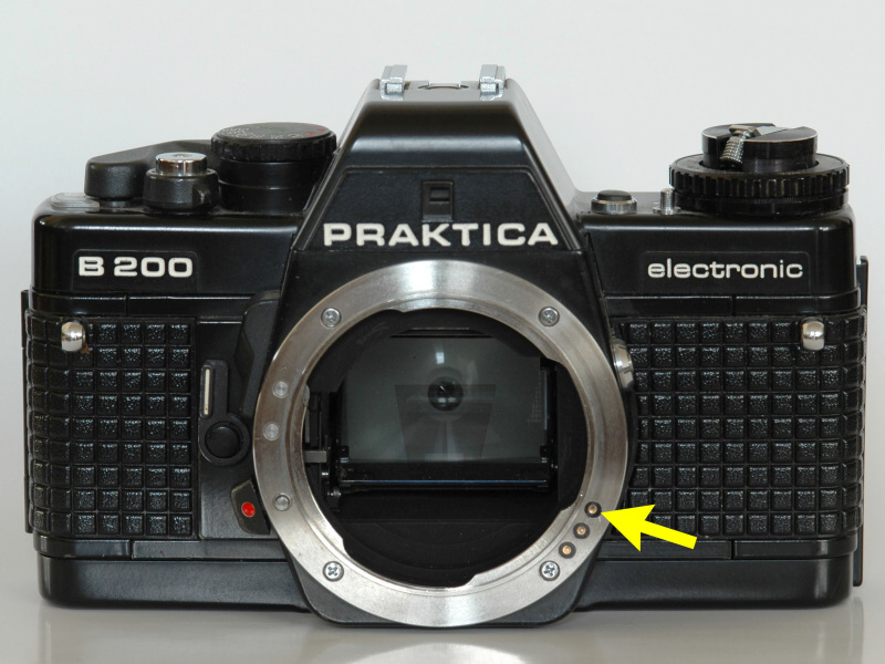 プラクチカB200エレクトロニックではM42マウントからバヨネットマウントに変更されたが、設定絞り値を伝えるために電気接点を用いる形式は継承された。しかしバヨネットマウントのため長い接点とする必要はなく、通常のような円形の接点となっている（矢印）。