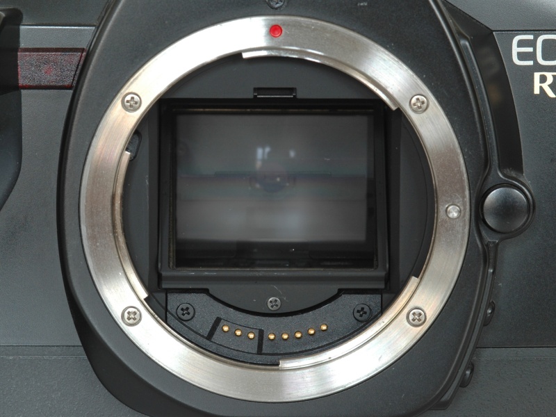 キヤノンのEFマウントは、全く機械的な伝達手段のない、純電子マウントを実現した。ローライフレックスSLXのものに比べて、ずっと進歩したものになっている。