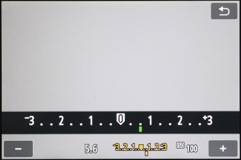 こちらは露出補正のアイコンにタッチしたときの画面。小さくてもうひとつ扱いづらい電子ダイヤルを回す操作よりも、左右キーを押すほうが操作の確実性は上。