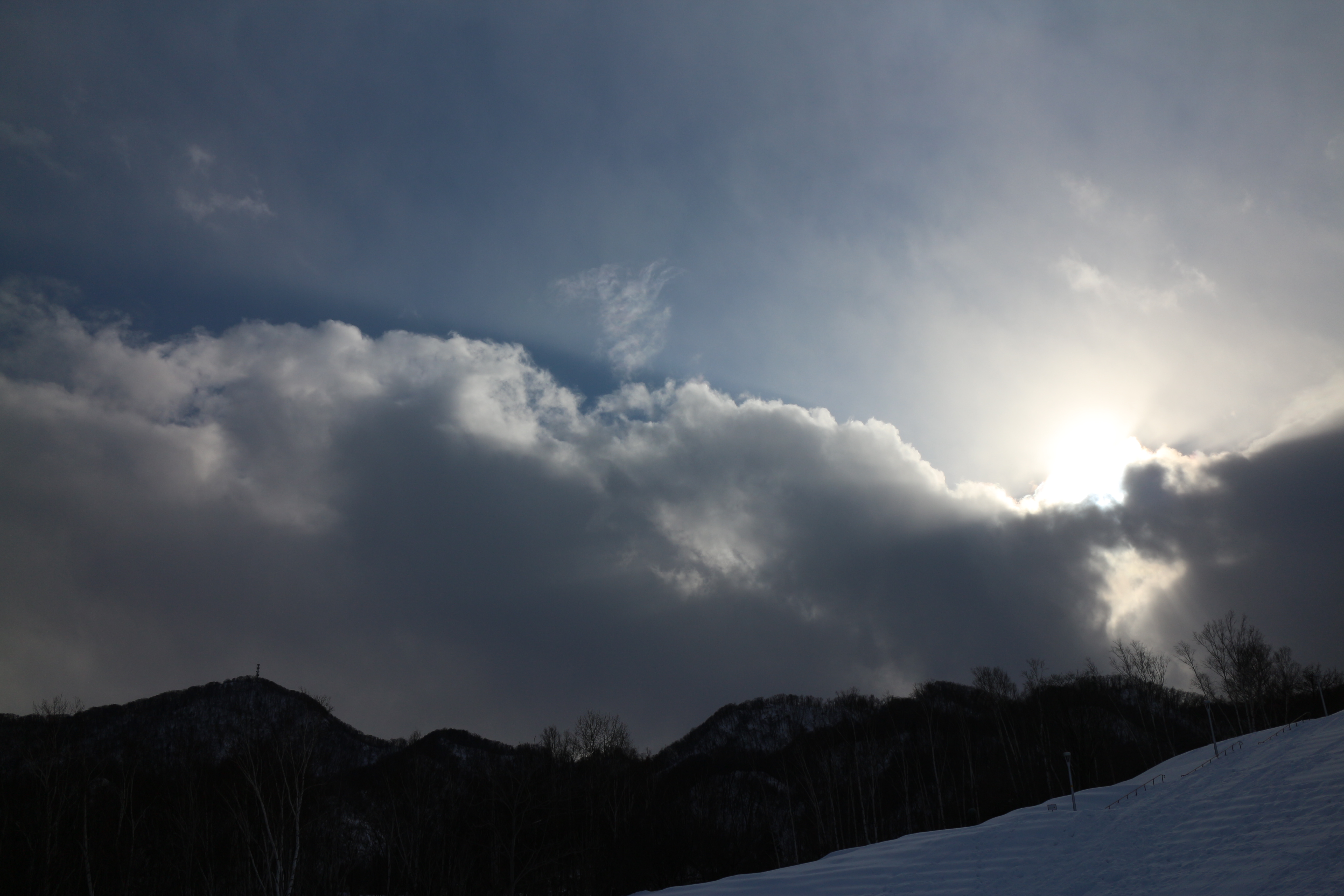 午前中は晴れていたのに、カメラを持って出かけたら雲が出て、こんな感じ。EOS M / EF-M 18-55mm F3.5-5.6 IS STM / 5,184×3,456 / 1/2,500秒 / F5.6 / －0.7EV / ISO100 / WB：オート / 18mm（29mm相当）