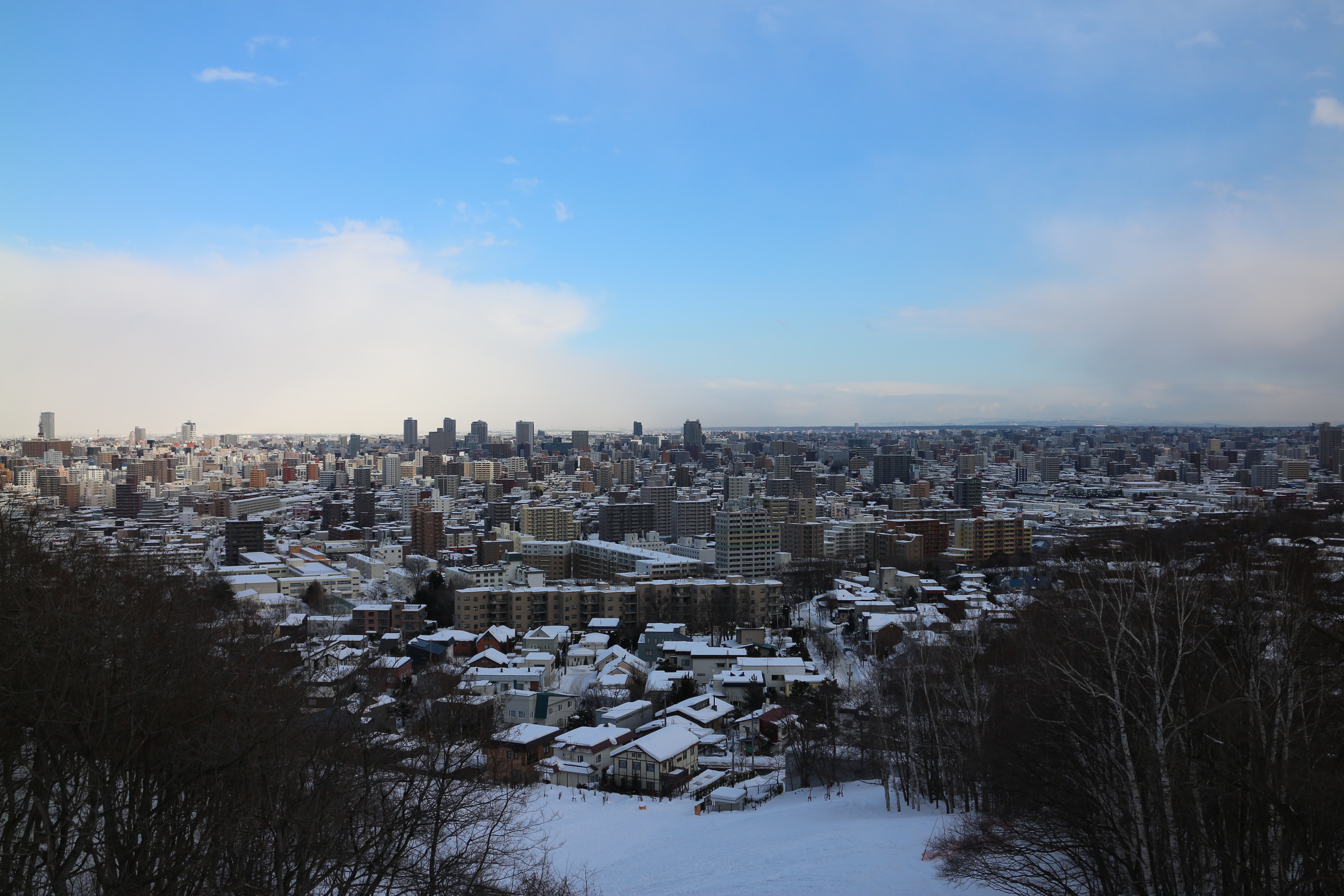 旭山記念公園の展望広場からの市街地。左手奥のほうはたぶん雪が降ってる。EOS M / EF-M 18-55mm F3.5-5.6 IS STM / 5,184×3,456 / 1/800秒 / F5.6 / 0EV / ISO100 / WB：オート / 22mm（35mm相当）