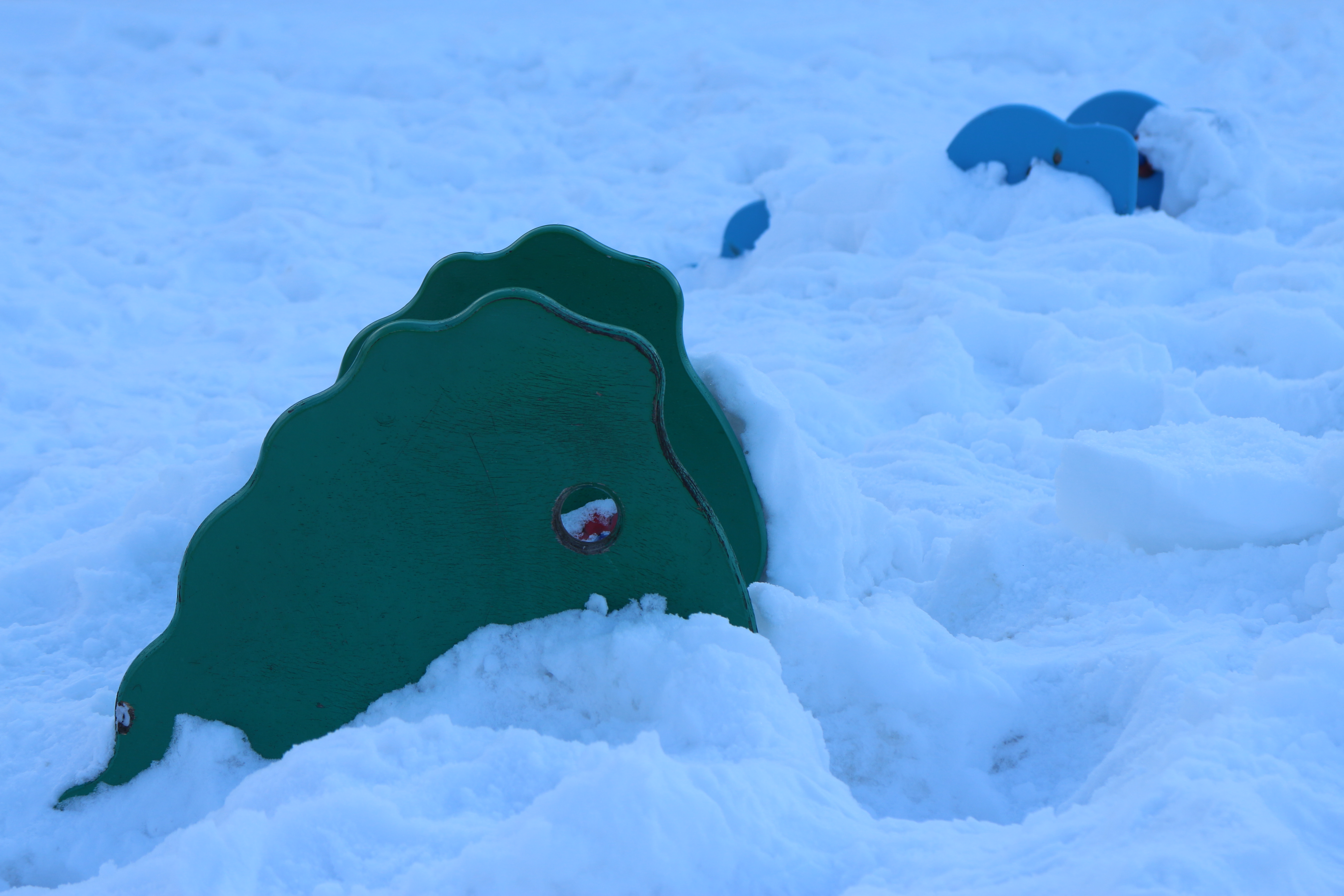 冬の公園は雪捨て場になるので、遊具はこんなふうに埋もれてしまう。EOS M / EF-M 18-55mm F3.5-5.6 IS STM / 5,184×3,456 / 1/100秒 / F7.1 / 0.3EV / ISO100 / WB：オート / 55mm（88mm相当）