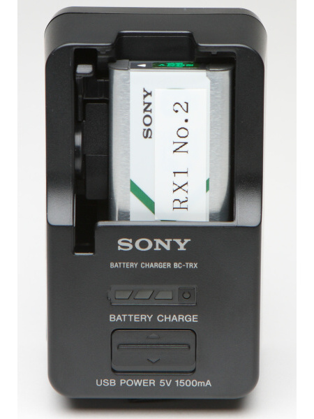 バッテリーチャージャー「BC-TRX」を購入。ただし、DSC-RX1用のバッテリー（NP-BX1）は、どの位置にセットするのか分かりづらいうえ、正しくない位置でも収まってしまう（もちろん充電はされない）。
