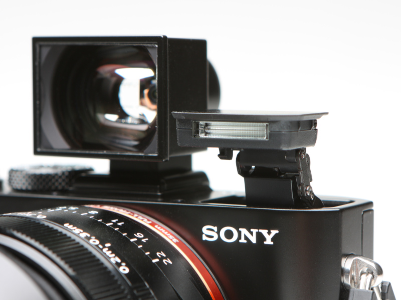 内蔵ストロボはまだ数えるほどしか使っていない。バッテリーの持ちを考えると積極的に使いたいとは思わないが、記念写真や逆光撮影などではやはり重宝する。