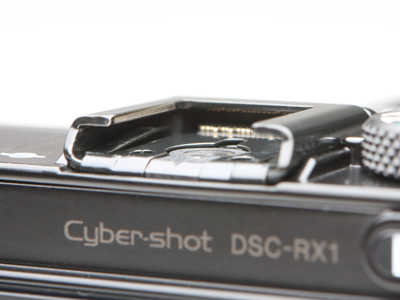 光学ファインダーが取れやすいのは、マルチインターフェースシューのなかの板バネの押さえる力が弱くなったためのようだ。ちょっと乱暴だったが、精密ドライバーを突っ込み板バネを引き上げたら、大分改善された。