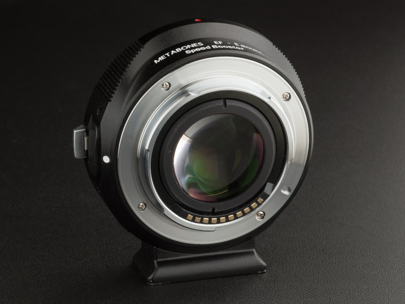 4群4枚のレデューサーレンズを搭載する。エクステンダーの逆バージョンのような製品だ