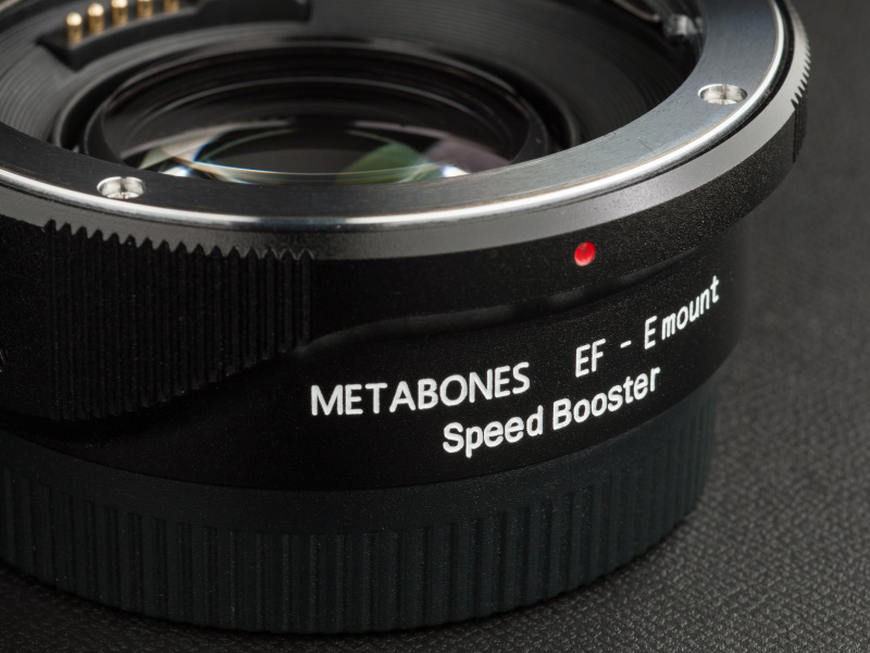レンズが1段分明るくなるため、スピードブースターと名付けられている