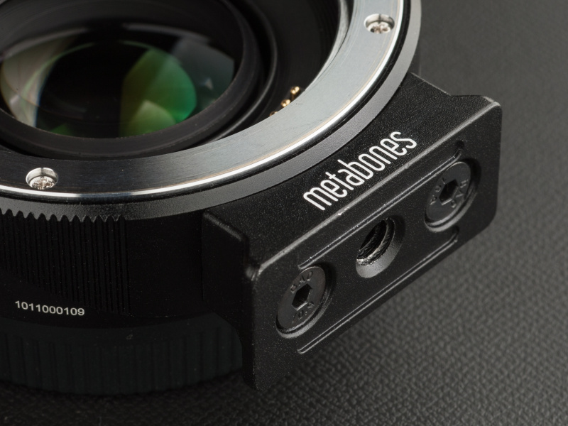 大型レンズに備えて三脚座を搭載する。付属の六角レンチで着脱可能だ