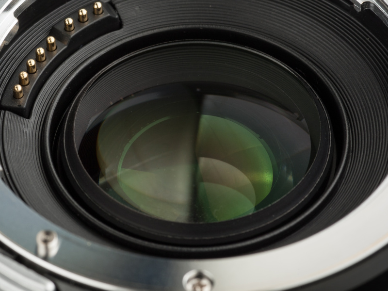 補正レンズは浅い位置にある。別途マウントアダプターでレンズを付けるときは干渉に要注意だ