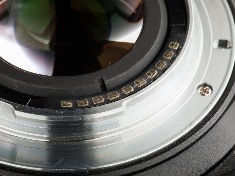 前後に電子接点を搭載し、EFレンズの絞りとAFをNEX側でコントロールできる。ISにも対応する