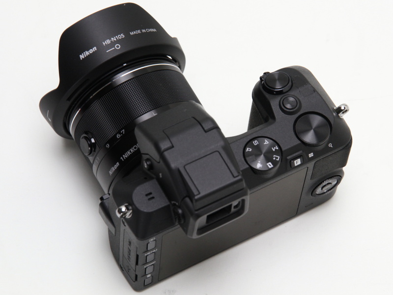 【参考】Nikon 1 V2への装着例。（※筆者所有機。ボディの一部にシールを貼っています）