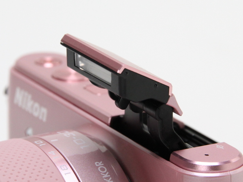 ポップアップ式ストロボを内蔵