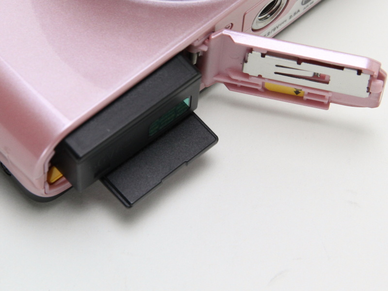 記録メディアとバッテリー室