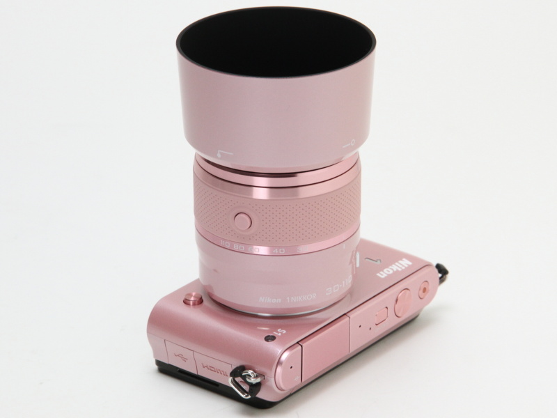 ダブルズームキットの1 NIKKOR VR 30-110mm F3.8-5.6はフードまで同じ色
