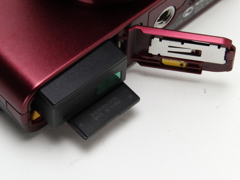 記録メディアとバッテリー室