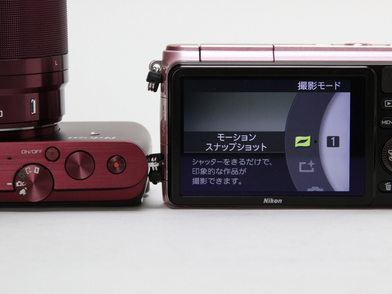 Nikon 1 J3（左）のダイヤルに相当するモード選択を、Nikon 1 S1（右）では画面上で行なう