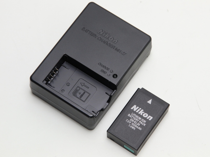 2機種に付属のバッテリーとチャージャー