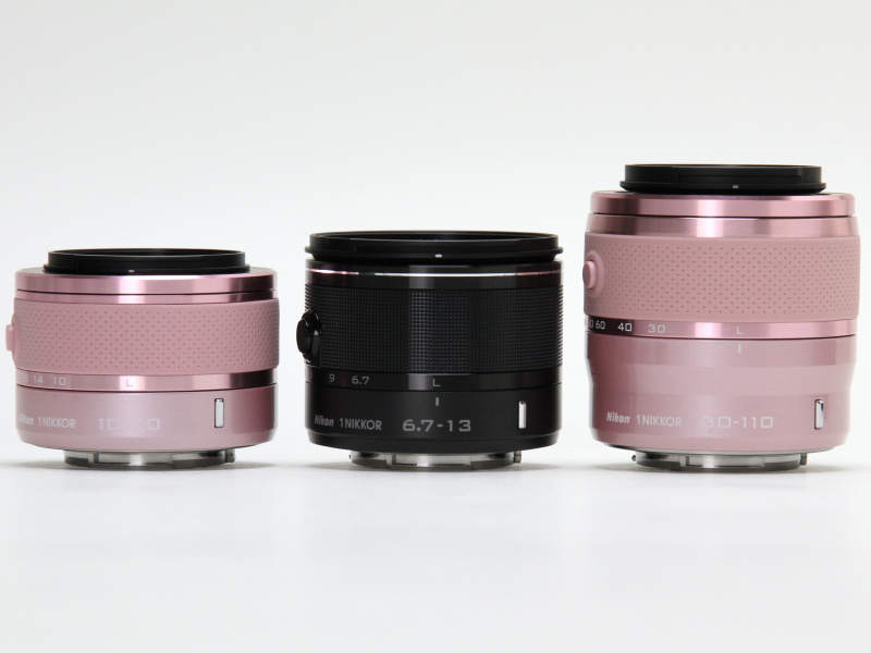 Nikon 1 S1ダブルズームキット（ピンク）のレンズとサイズ比較。左から1 NIKKOR VR 10-30mm F3.5-5.6、1 NIKKOR VR 6.7-13mm F3.5-5.6、1 NIKKOR VR 30-110mm F3.8-5.6