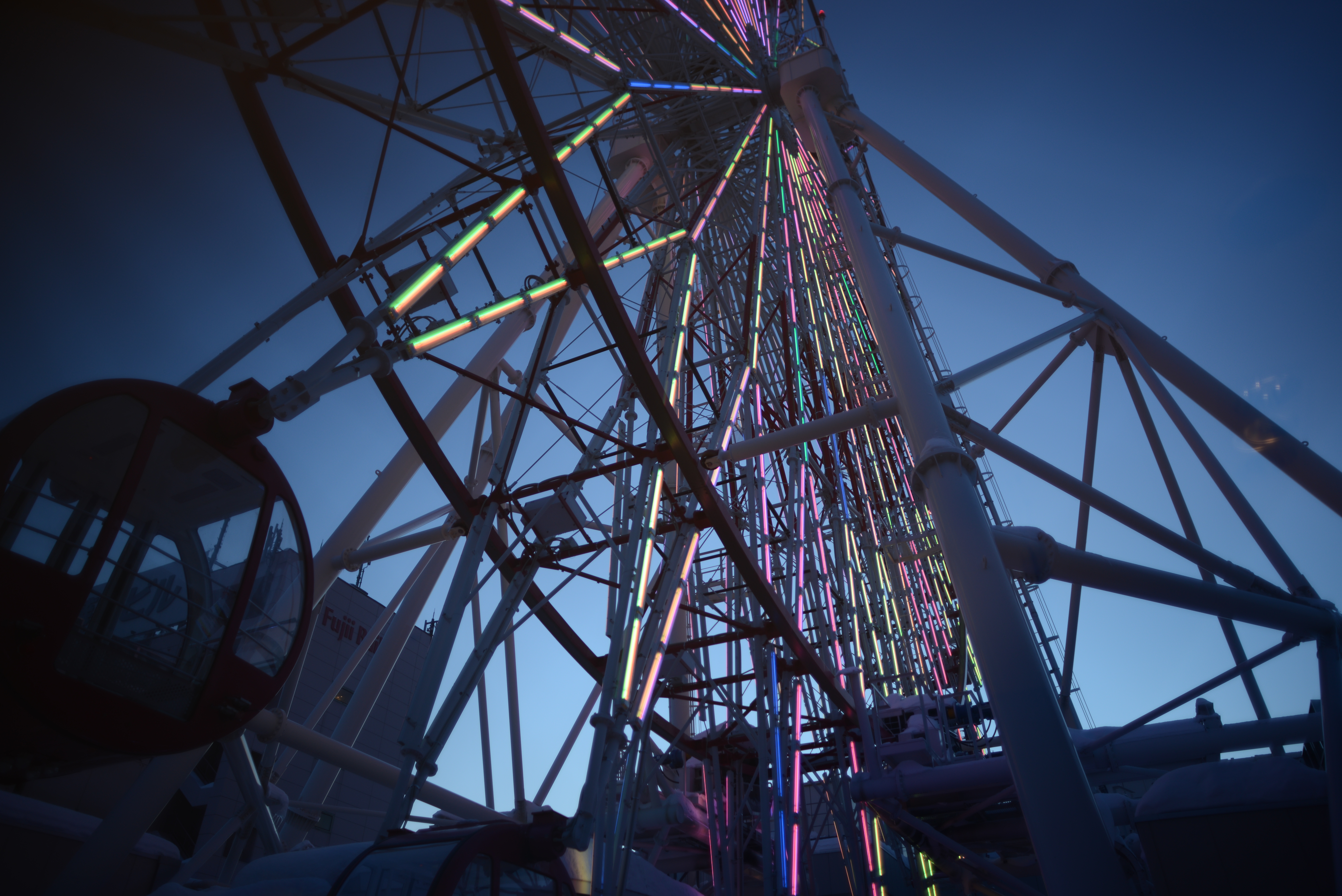 商業ビルの屋上にある観覧車。見晴らしはよさそう（まだ乗ったことはないけど）。絞り開放で、しかもガラス越しなものだから、解像はもうひとつ。D600 / 24mm F1.8 EX DG Macro / 6,016×4,016 / 1/100秒 / F1.8 / －1EV / ISO100 / WB：晴天 / 24mm