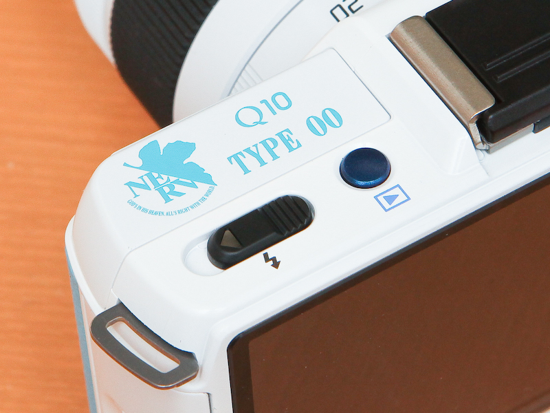 ポップアップストロボ部分にモデル名とネルフのロゴが入る　©Khara