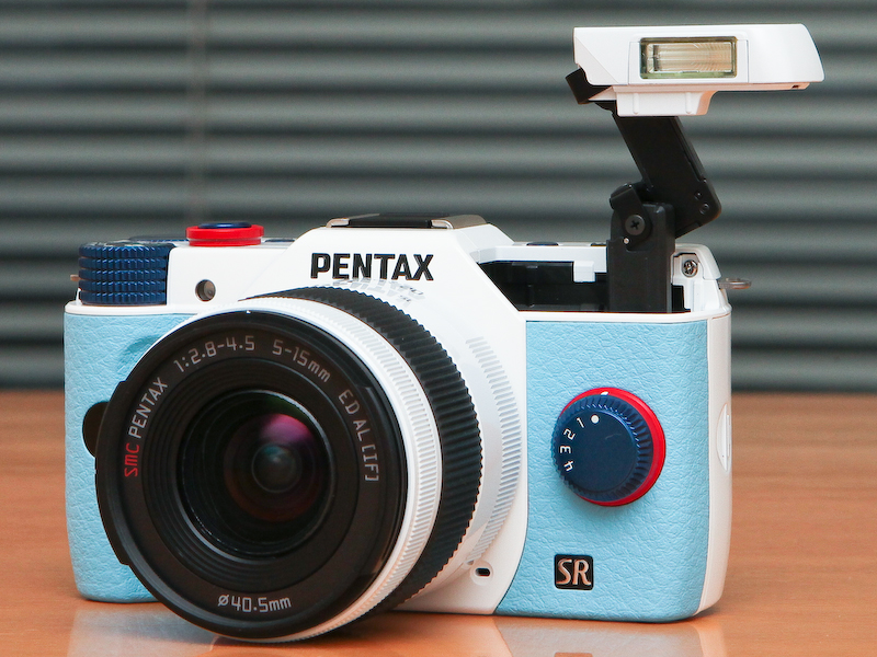 内蔵ストロボをポップアップさせたところ　©Khara