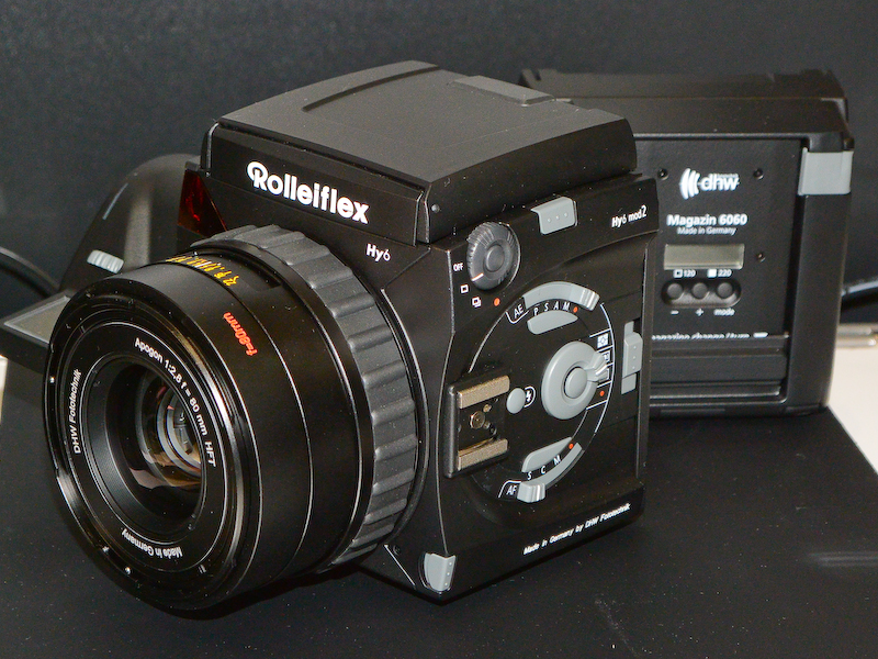 KPIブースにはローライフレックスの中判カメラ。