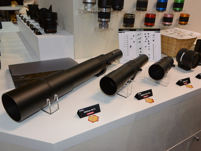 ケンコー・トキナーブースには「600mm F8」などの超望遠レンズが展示。
