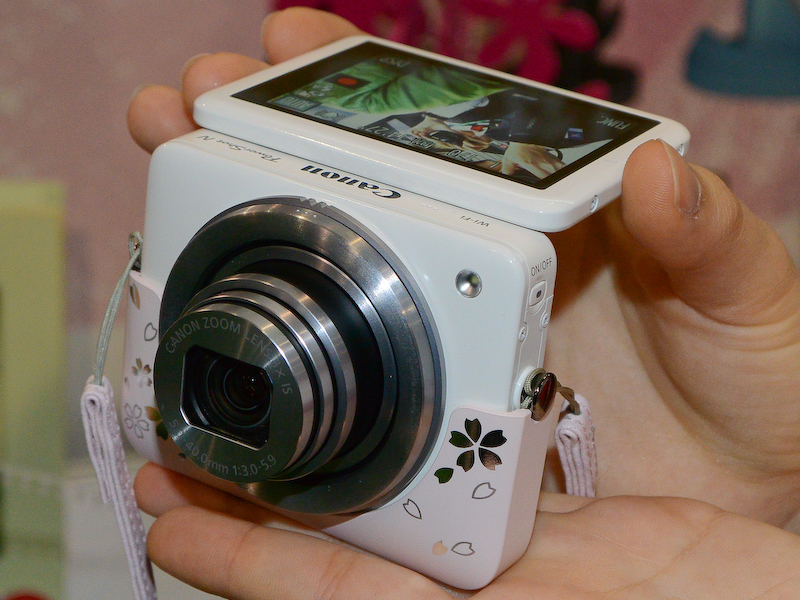 キヤノンブースには「PowerShot N」などが展示。