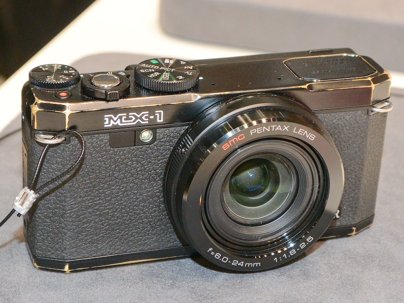 ペンタックスリコーイメージングブースには「MX-1」（エイジングした例）が展示