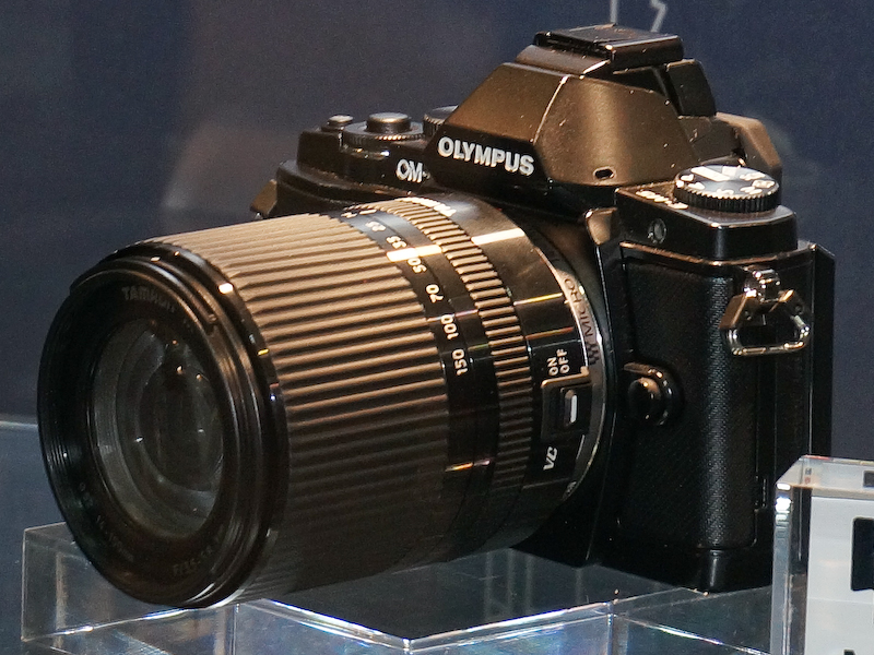 タムロンブースでは「14-150mm F3.5-5.8 Di III VC」などを展示。